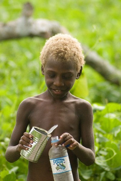 Bijwerken geluid Duur Ein vertauschter Genbuchstabe macht Südseebewohner blond - Forscher finden  die Ursache für die hellen Haare vieler Melanesier - scinexx.de