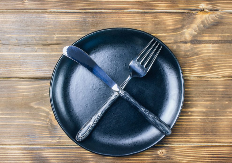 Symbolbild Magersucht: leerer Teller mit gekreuztem Besteck