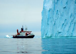 Polarstern vor Eisfront