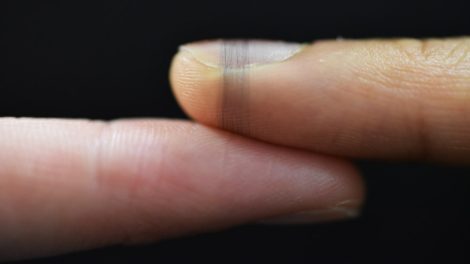 bioelektrische Sensorfasern umwickeln eine Fingerspitze
