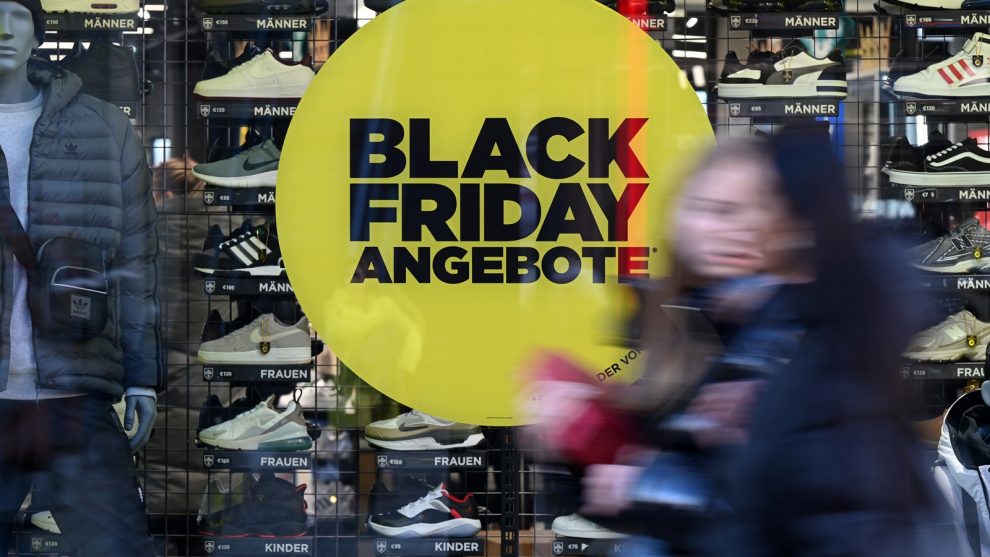 Schaufenster eines Schuahfchgeschäfts mit Black-Friday-Dikoration