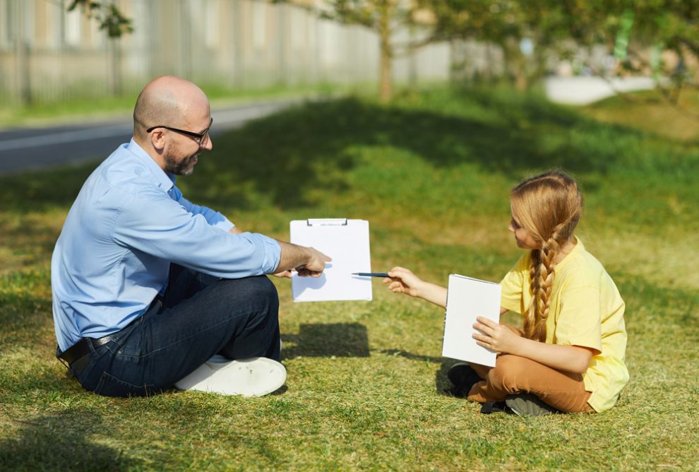 Vater und Tochter sprechen über eine Aufgabe