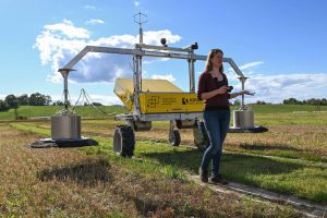 Erstautorin Elisabeth Gautefall Hiis mit dem Roboter, der in Echtzeit die Treibhausgasemissionen aus dem Boden misst