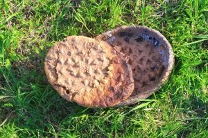 Mit tierischem Fett hergestellte „Focaccia“, gebacken in einem nachgebauten Tonblech