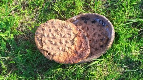 Mit tierischem Fett hergestellte „Focaccia“, gebacken in einem nachgebauten Tonblech