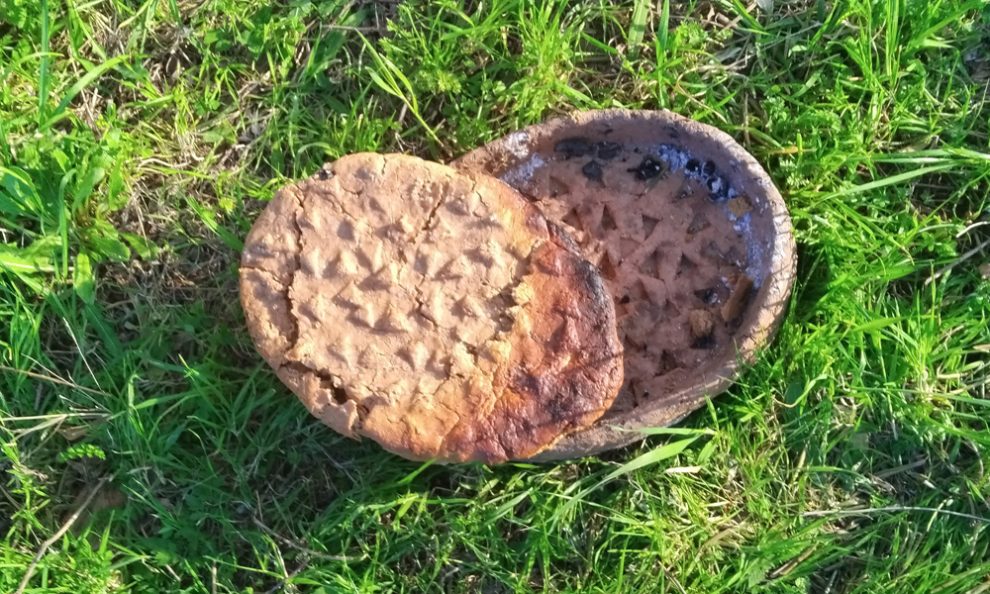 Mit tierischem Fett hergestellte „Focaccia“, gebacken in einem nachgebauten Tonblech