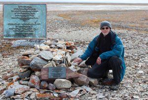 Douglas Stenton am Steinhaufen an der archäologischen Stätte NgLj-2, wo die sterblichen Überreste von James Fitzjames und zwölf weiteren Matrosen der Franklin-Expedition ruhen