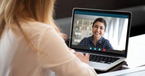 zwei Frauen die videotelefonieren