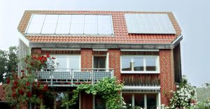 Haus mit Solarmodulen