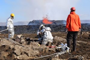 Ausbruch am Fagradalsfjall im Juli 2023. Vulkanologen und Geochemiker bereiten sich darauf vor, Lavaproben zu nehmen.