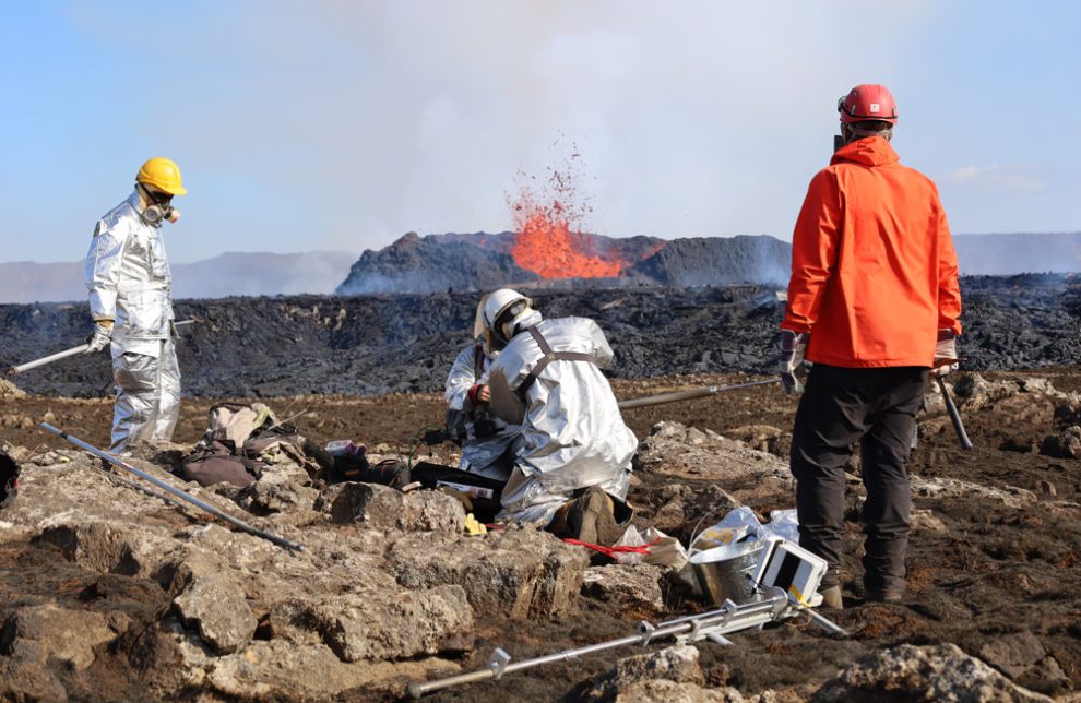 Ausbruch am Fagradalsfjall im Juli 2023. Vulkanologen und Geochemiker bereiten sich darauf vor, Lavaproben zu nehmen.