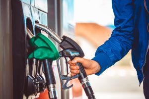 Mann an einer Tankstelle mit zwei Zapfhähnen