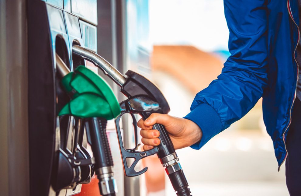 Mann an einer Tankstelle mit zwei Zapfhähnen