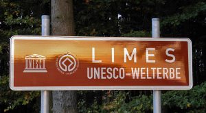 Hinweisschild auf den Weltkulturerbe-Status des Limes