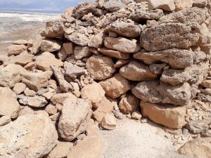 Überreste von Turm Nummer 10 und der daran anliegenden Mauer