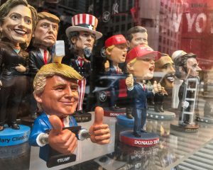 Satirische Figuren von Donald Trump und anderen US-Politikern in einem Schaufenster