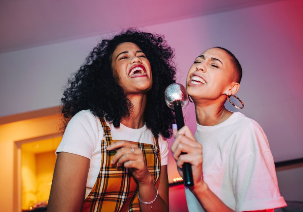 Zwei Frauen singen zusammen