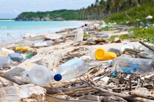 Plastikmüll an einem Strand