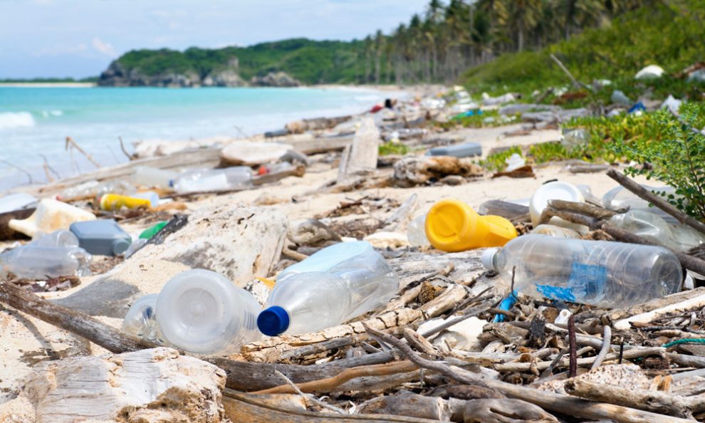 Plastikmüll an einem Strand