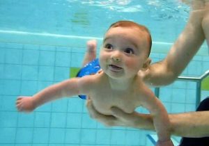 Kleinkind taucht beim Babyschwimmen