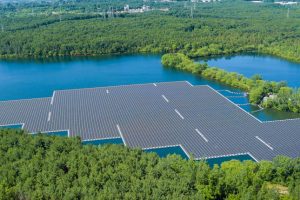 schwimmende photovoltaik zellen auf einem see