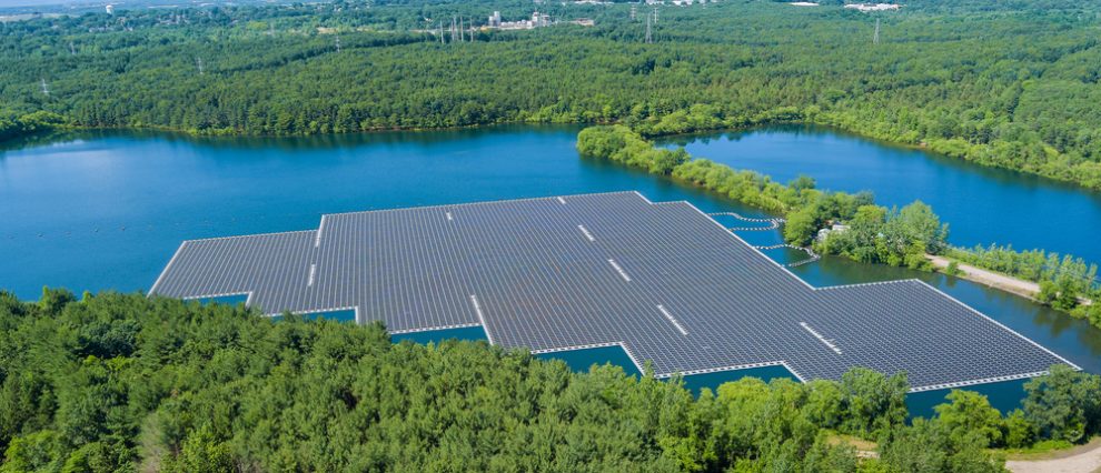 schwimmende photovoltaik zellen auf einem see