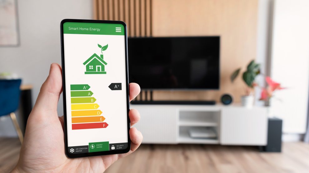 Smartphone mit geöffneter Smart-Home-App