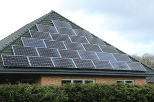 Mit Solarmodulen bedecktes, pyramidenförmiges Hausdach