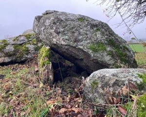 Große Steine eines neolithischen Ganggrabs