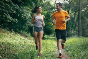 Läuferpaar beim Joggen in der freien Natur