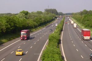 Autobahn auf der Autos und Lkws fahren