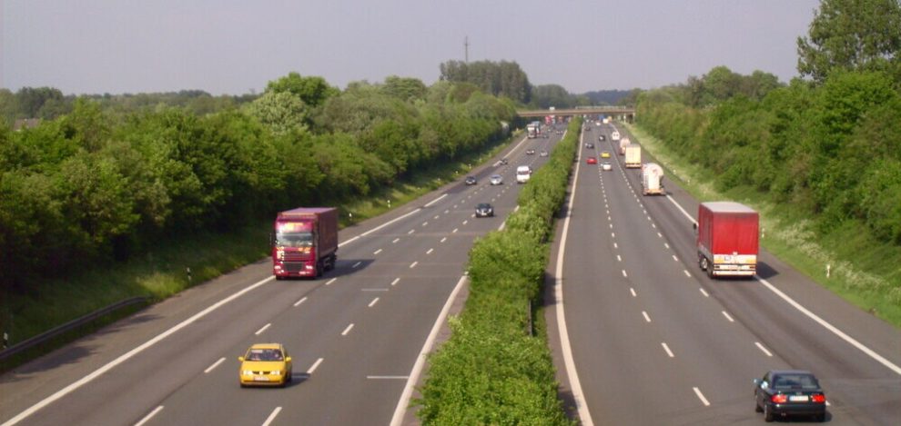 Autobahn auf der Autos und Lkws fahren