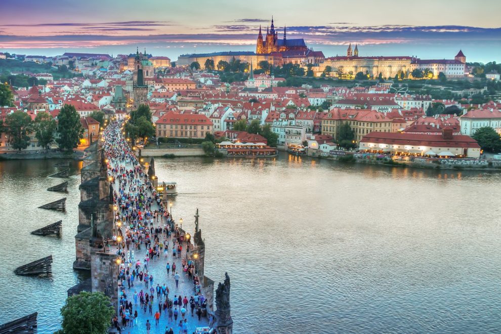 Blick über Prager Karlsbrücke zum Hradschin