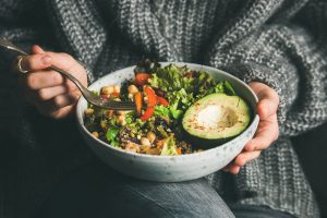 Teller mit einer veganen Bowl