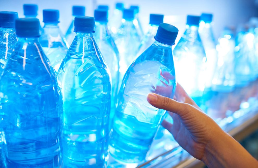 Wasser in Plastikflaschen in einem beleuchteten Regal