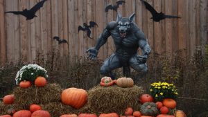 Halloween-Dekor mit Werwolf und Kürbissen